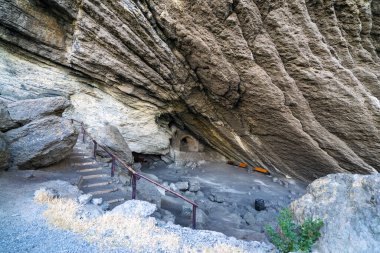 Golitsyn 'in mağarası Pop, Chaliapin Kırım' daki Novy Svet köyü yakınlarındaki Kaya Dağı Mağarası 'ndaki deniz dalgaları tarafından yıkılan büyük doğal bir mağaradır. .