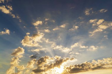Güneş gün batımında bulutları aydınlatır. Kırım. Choban-kule