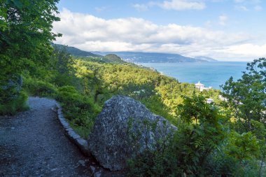 Deniz manzarası ve Yalta ağaçların yaprakları arasında. Kırım.