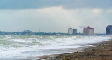 Karadeniz 'de büyük dalgalar. Yevpatoria açıklarında bir fırtına. Kırım..