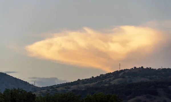 Een Grote Wolk Bij Zonsondergang Boven Bergen Krim Choban Kule — Stockfoto