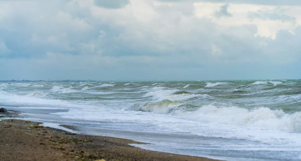 Большие волны на Черном море. Шторм у берегов Евпатории. Крым. — стоковое фото