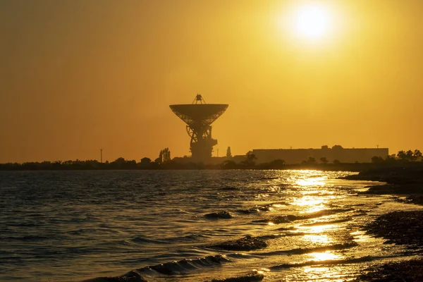 Большой астрономический радиотелескоп на берегу моря на закате. Крым. — стоковое фото