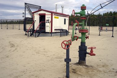 Vana ve pompa petrol kuyu ağzı. petrol üretimi.