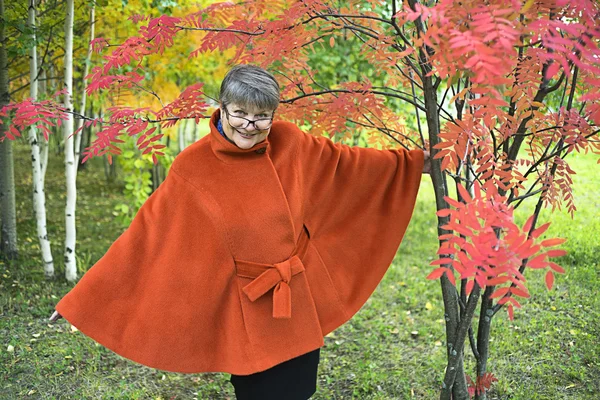 Ευτυχής ώριμη γυναίκα σε φθινόπωρο πάρκο — Φωτογραφία Αρχείου