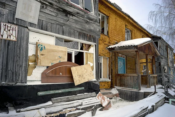 Παλιό ξύλινο σπίτι με επιβιβάστηκαν επάνω Windows. — Φωτογραφία Αρχείου