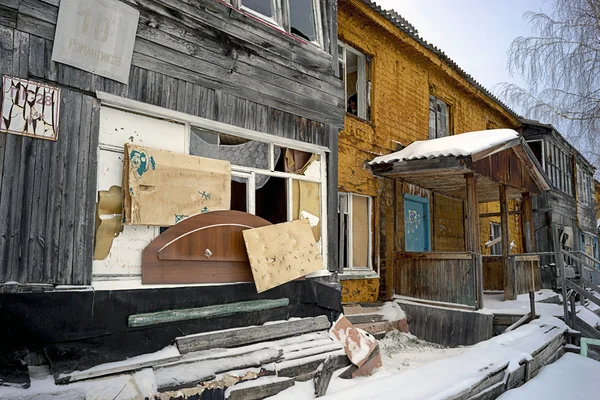 Old wooden house with boarded up Windows. — Stock Photo, Image