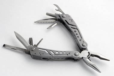 Çelik multi fonksiyon katlama bıçak. Beyaz arka plan üzerinde izole