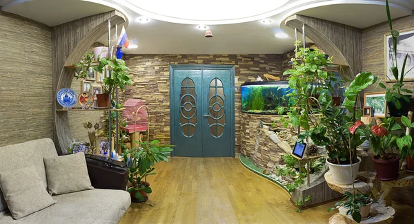 Het interieur van een gewone appartement naar het aquarium en woonkamer kleuren — Stockfoto