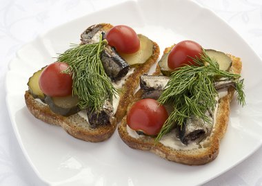 Sandviç hamsi, salatalık ve domates ile