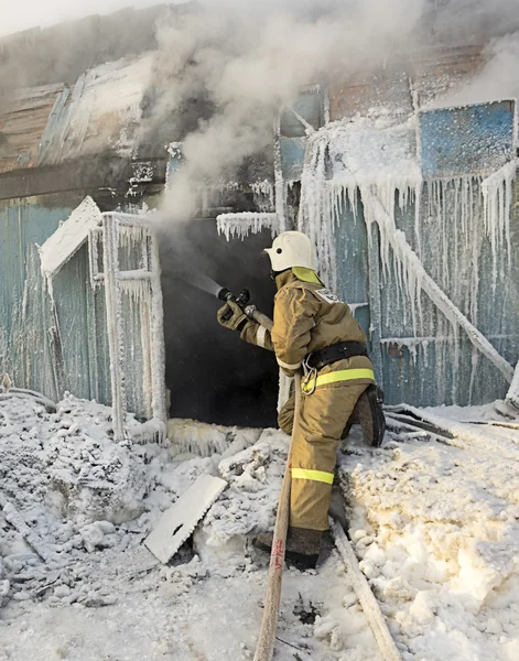 消防员灭火在一个木制的房子 — 图库照片