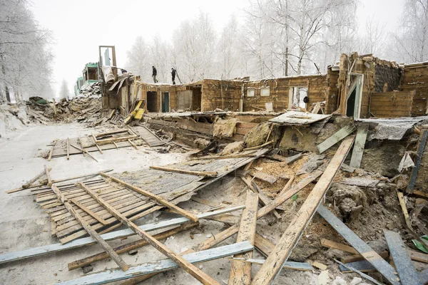 The old housing. The demolition of the wooden house. — Stock Photo, Image