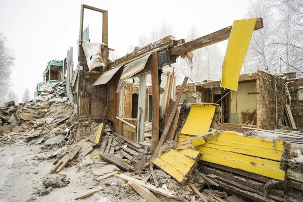 The demolition of the old dilapidated housing. — Stock Photo, Image