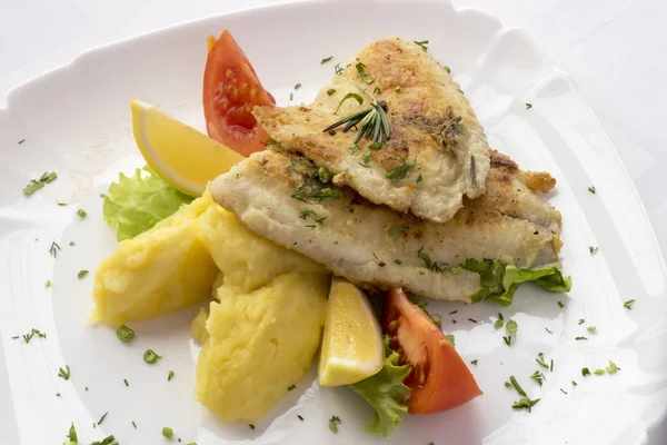 Pescado frito con puré de patatas. —  Fotos de Stock