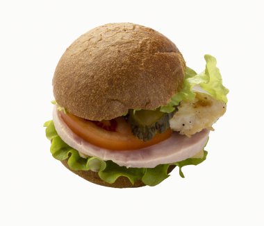 Jambon, peynir ve tavuk göğsü sandviç.