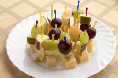 Kanepeler meyve plaka üzerinde