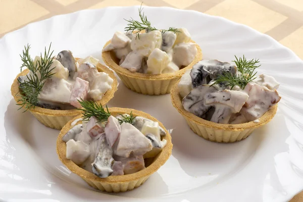 Tarts with canned pineapple, smoked bacon, fried mushrooms and tomatoes — Stock Photo, Image