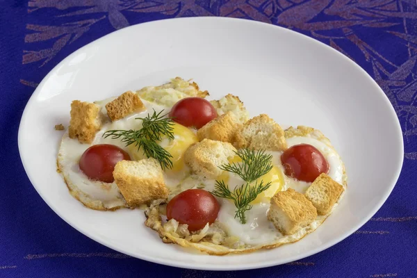 Жареные яйца с тостами и помидорами — стоковое фото