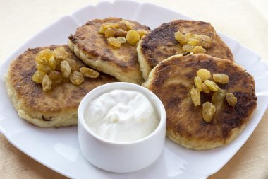 Cheesecakes kuru üzüm ve ekşi krema ile.