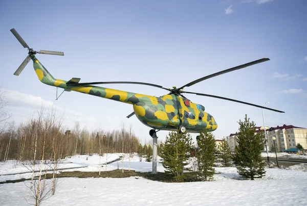 El helicóptero MI-8 en un pedestal , — Foto de Stock