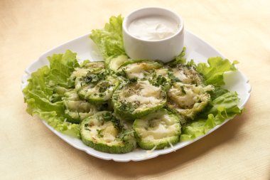 Yayın balığı ile kızarmış kabak.