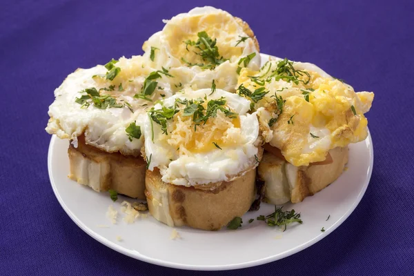 Sandwich de huevo con tomate y queso — Foto de Stock