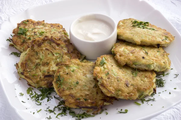 Le frittelle di zucchine con panna acida . — Foto Stock