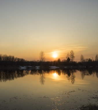 Bahar Nehri üzerinde günbatımı.