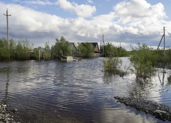 Översvämmad gata med hus och bilar — Stockfoto