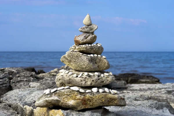 Pyramid of sea stones — Stock Photo, Image