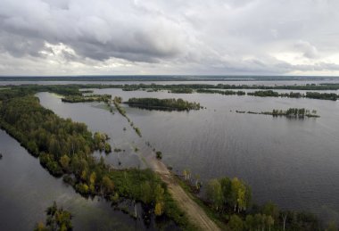 Sel, su basmış yol bölümünü.