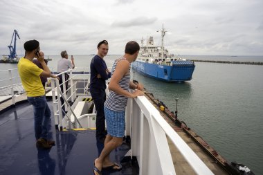 Yolcu yaklaşan feribot izliyor.