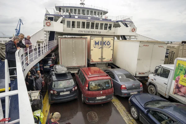 El ferry con coches y pasajeros a bordo . — Foto de Stock