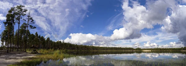 Panorama.Hermosas nubes sobre el lago del bosque . — Foto de Stock