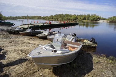 Kıyıya yakın yerde feribot teknelerle.