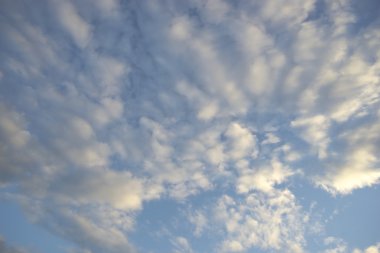 üzerinde mavi akşam gökyüzünde bulutlar .