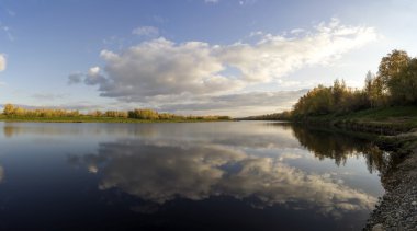 Gün batımından önce gökyüzü göl güzel yansıması