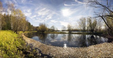 Güzel sonbahar yatay, su yapraklarda.