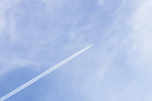 Avião voando alto no céu acima da terra . Imagem De Stock