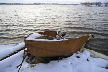 Nehirdeki eski tekne..
