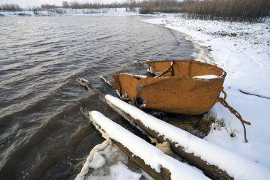 Nehirdeki eski tekne..