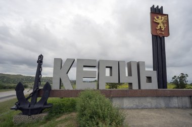 Kerch şehrinin girişinde Stele .