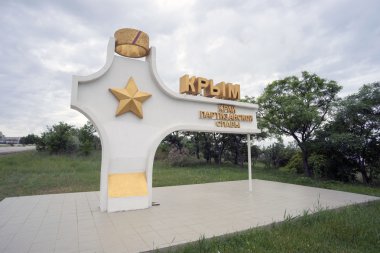 Kerch karayolu üzerinde Kırım Steli .