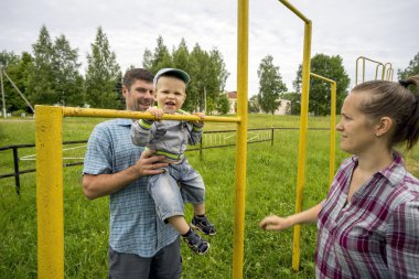 Genç baba ve anne oğluyla 1,3 yıl köy eski stadyum.