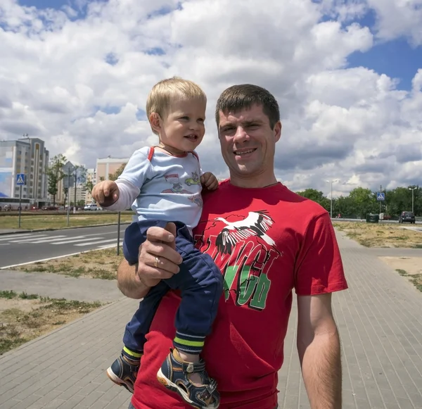 Vader en zoon in zijn armen. De inscriptie op de t-shirt mannen Wit-Rusland — Stockfoto