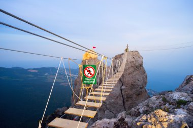 Plakalar, ip merdiven ve sözlerle bir işaret yüksek düşüş.