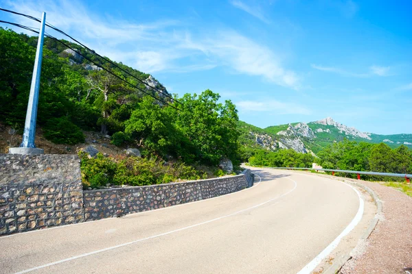 Strada di montagna, con protezione dalle frane  . — Foto Stock