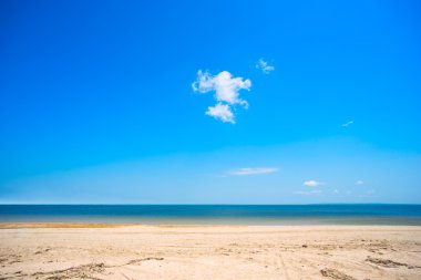 Sandy beach ve mavi gökyüzü bulut .