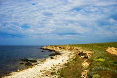 Pitoresk bulutlar ile Karadeniz'in ıssız sahil. 