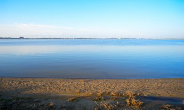 Saki tuz gölünün çöl kıyısı . 